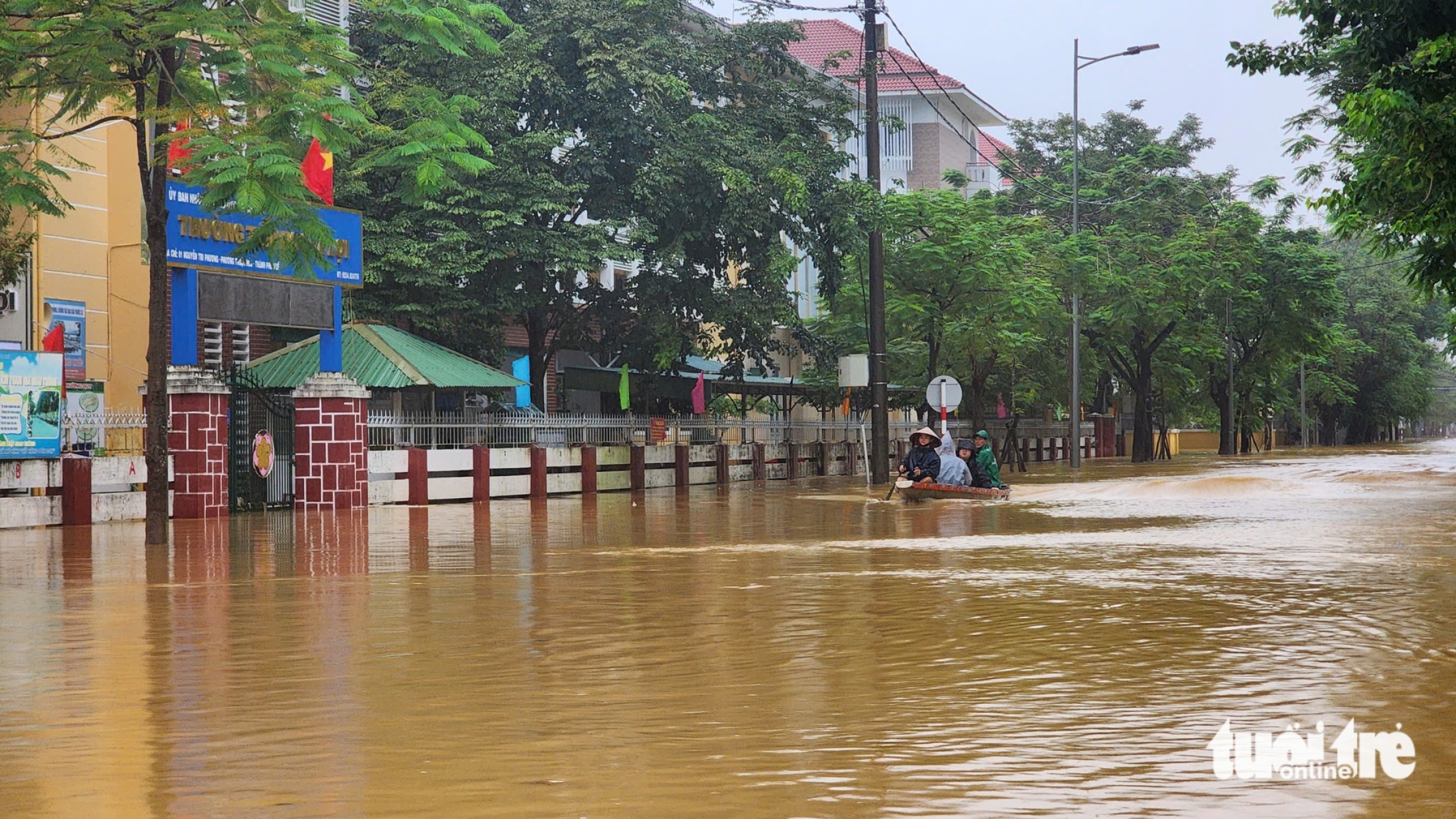 10月28日上午洪水:Thu Bồn河、Vu Gia河洪水缓慢下降,许多地区仍深陷淹没